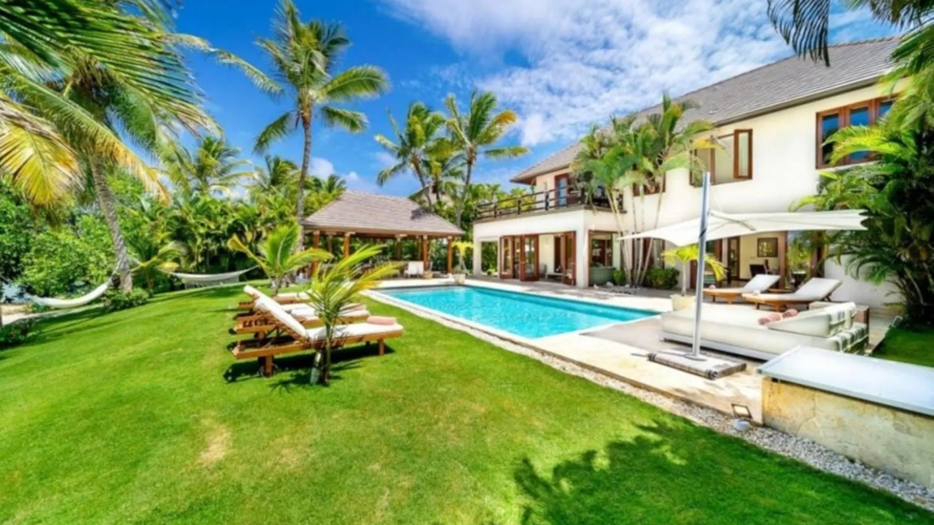Imagine Being In The Middle Of Paradise With The Soft Sea Breeze location